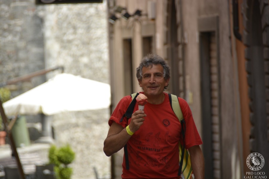 Camminata Storica 2015 - partecipante con gelato nel borgo medievale
