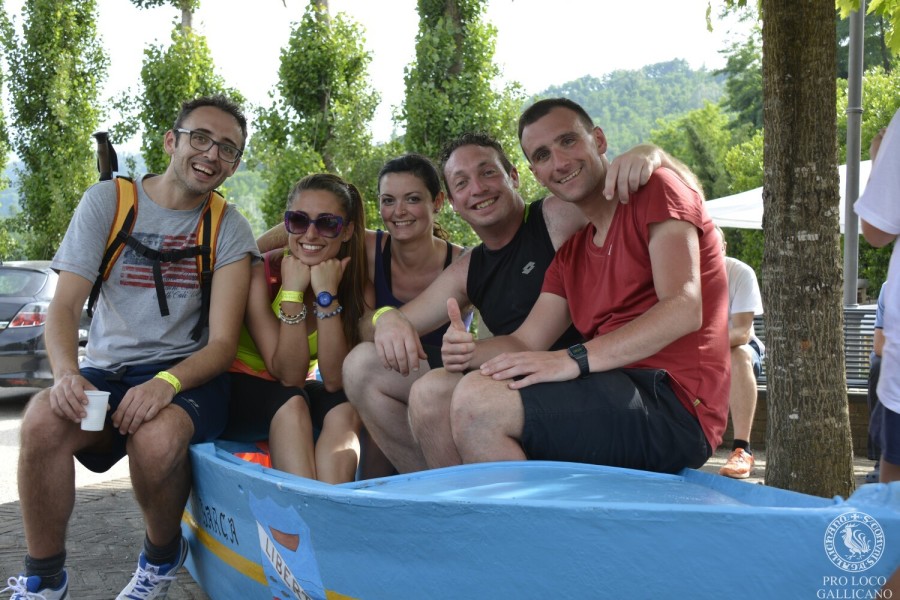 Camminata Storica 2015 - gruppo di amici alla barca azzurra