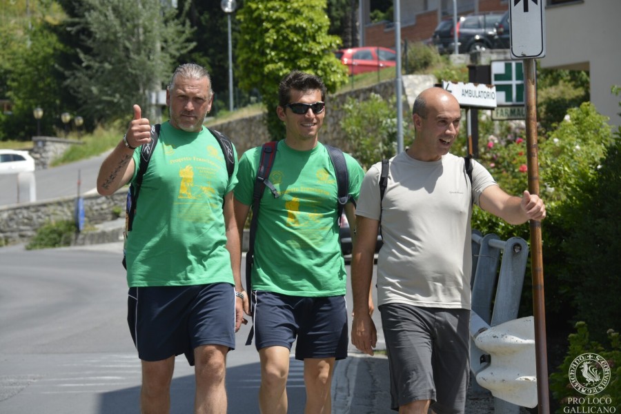 Camminata Storica 2015 - tre partecipanti in maglietta verde Francigena