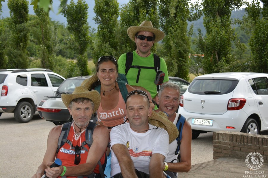 Camminata Storica 2015 - cinque escursionisti con cappelli di paglia