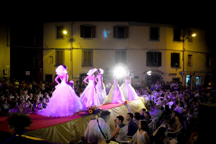 Gallicano Sfila - spose in piazza con pubblico