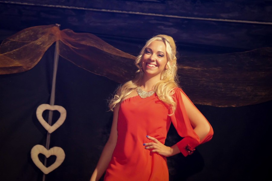 Gallicano Sfila - abito rosso sorriso