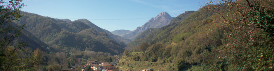 Gallicano - vallata della Garfagnana con le Alpi Apuane sullo sfondo