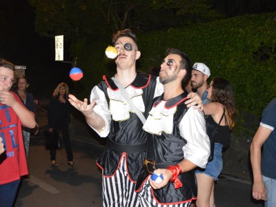Notte Bianca 2014 - giocolieri in costume arlecchino