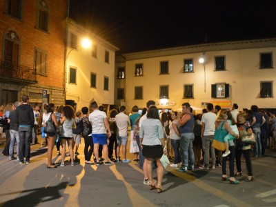 Notte Bianca 2014 - folla in piazza di notte sotto le luci del borgo