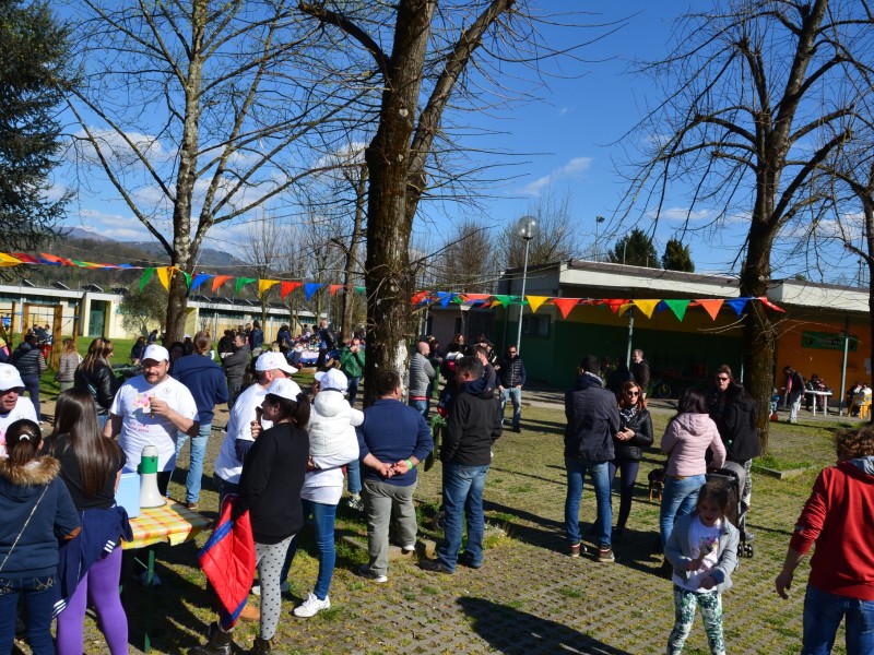 Pasquetta 2015 - folla di famiglie con festoni colorati