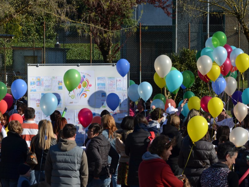 Pasquetta 2015 - partecipanti con palloncini pronti al lancio