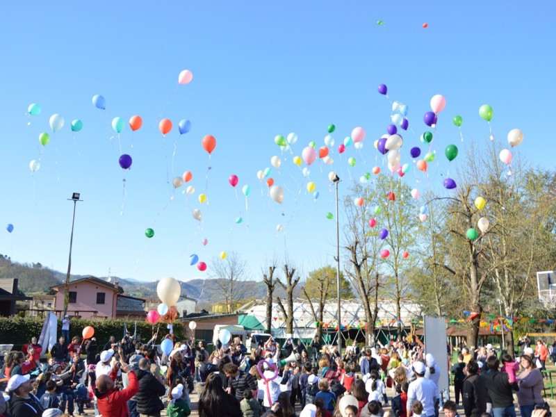 Pasquetta 2015 - lancio dei palloncini nel cielo azzurro